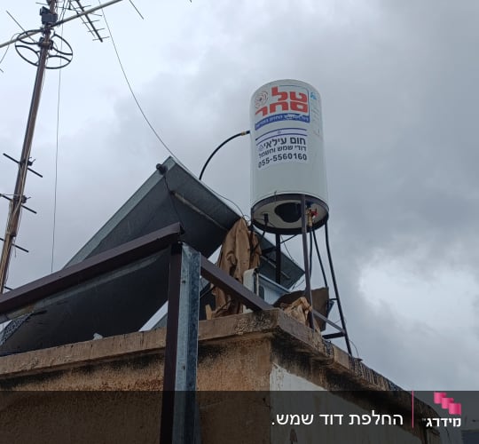 דוד שמש על גג עם מספר טלפון חום עילאי דודי שמש וחשמל